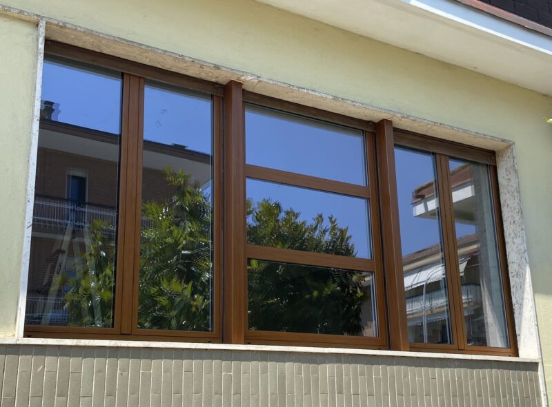 Serramenti tinta legno con ampie vetrate